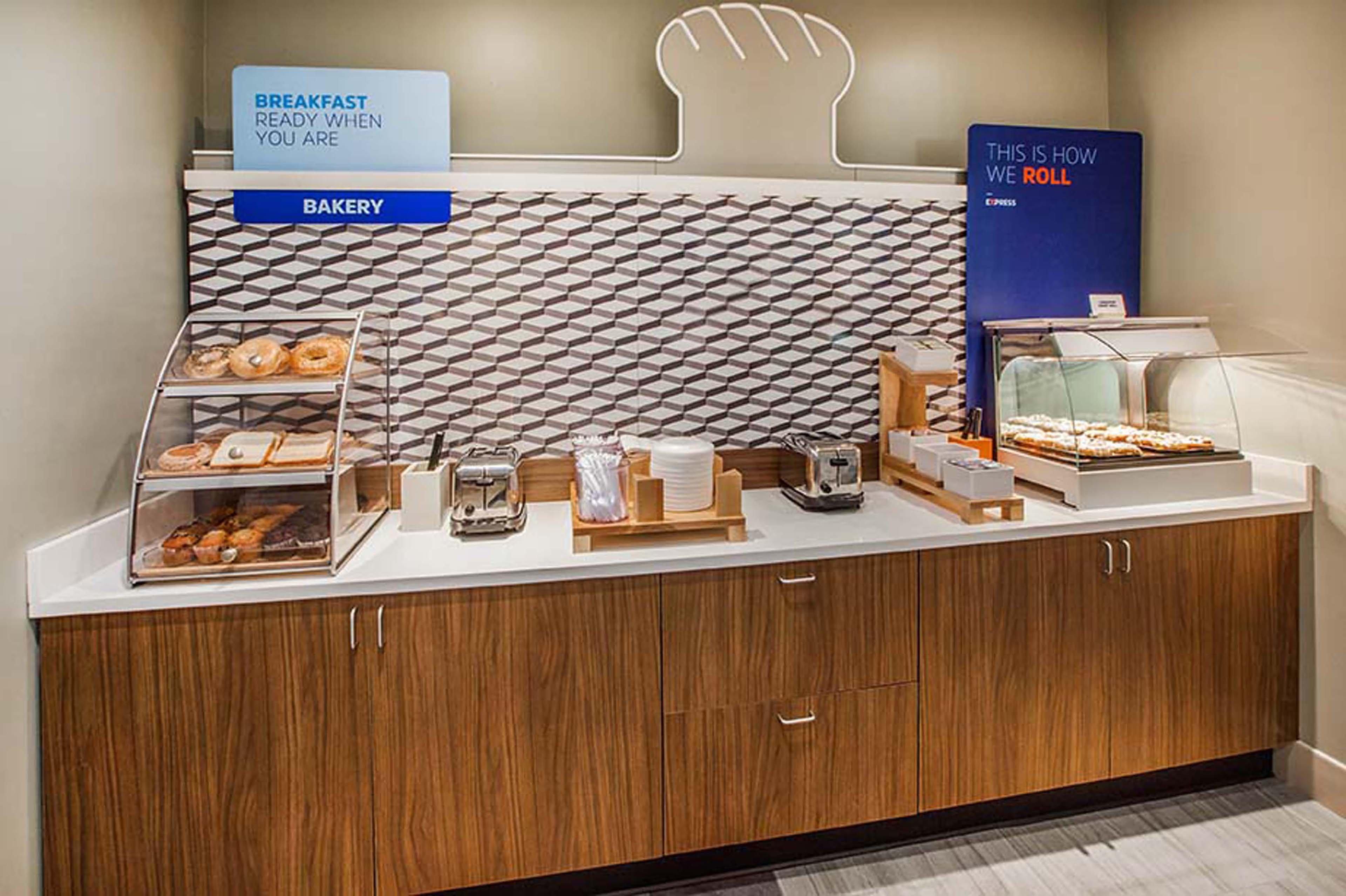 Holiday Inn Express Hotel & Suites Newport South By Ihg Экстерьер фото