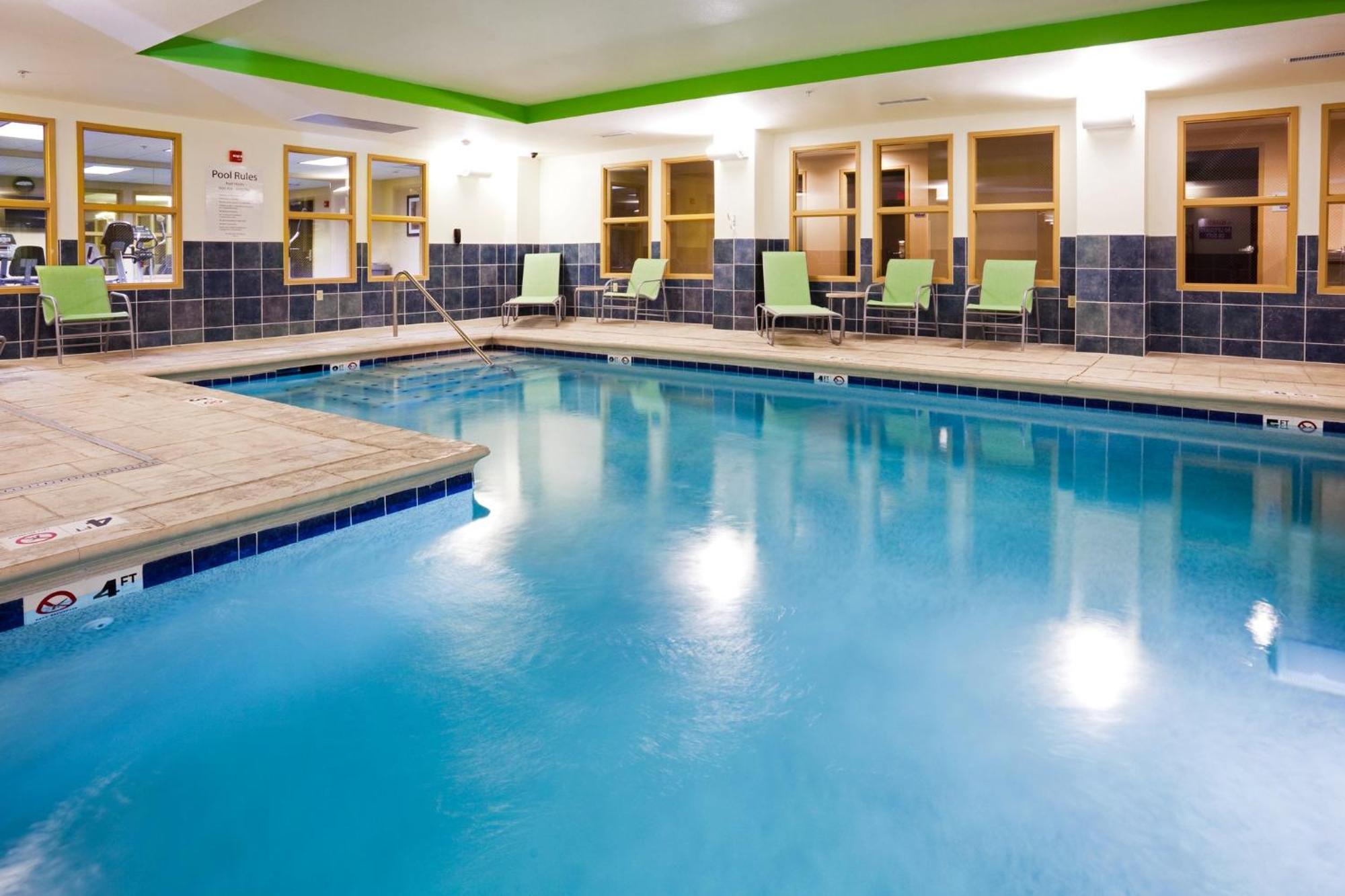Holiday Inn Express Hotel & Suites Newport South By Ihg Экстерьер фото